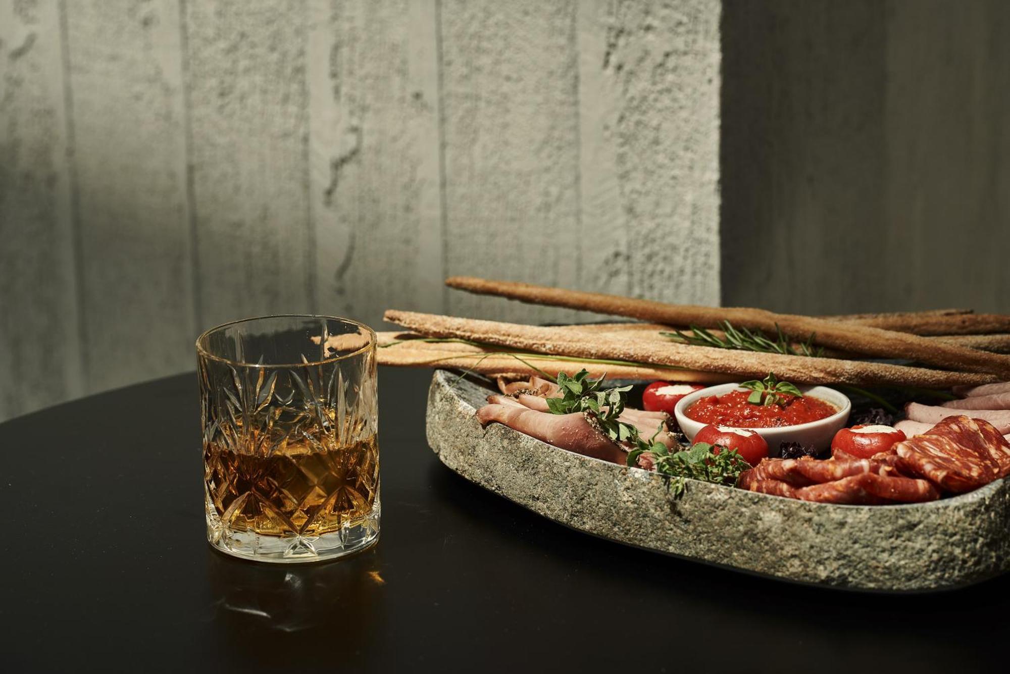 فندق The Newel Psychiko أثينا المظهر الخارجي الصورة A glass of grappa