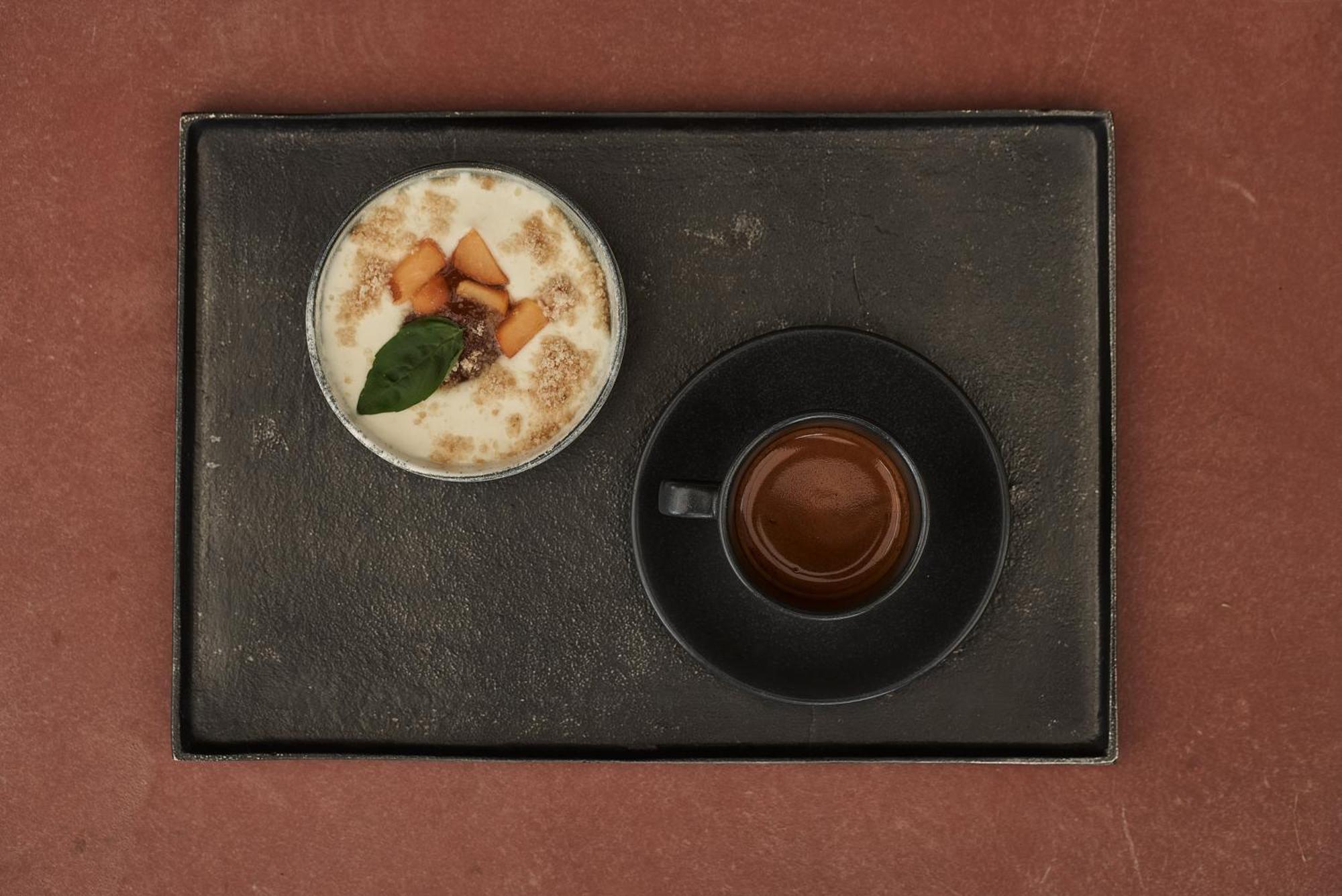 فندق The Newel Psychiko أثينا المظهر الخارجي الصورة A cup of coffee with a side of kaya toast